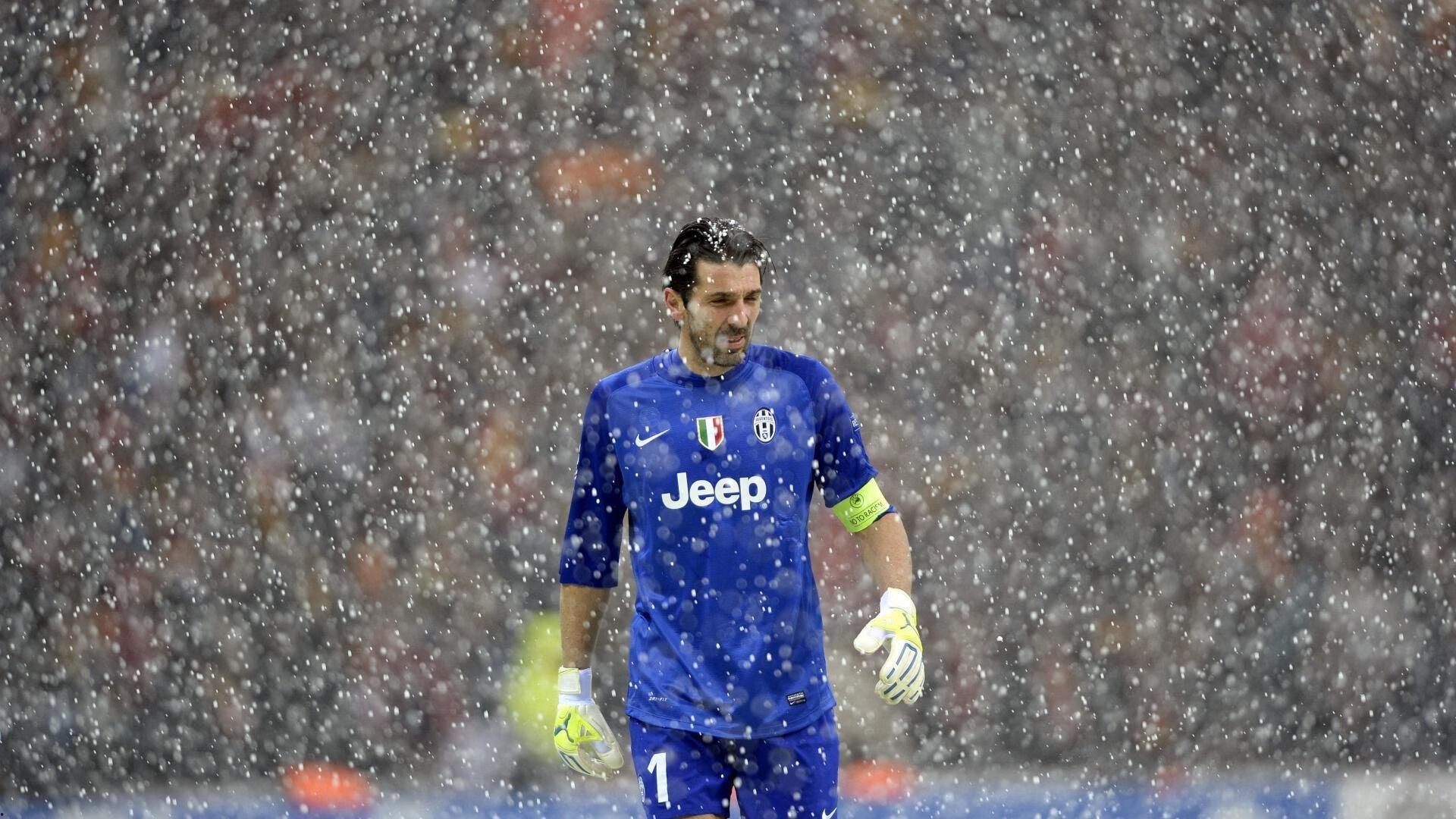 尴尬的收官战！赫拉芬贝赫停球失误后铲翻镰田大地，吃到直红下场