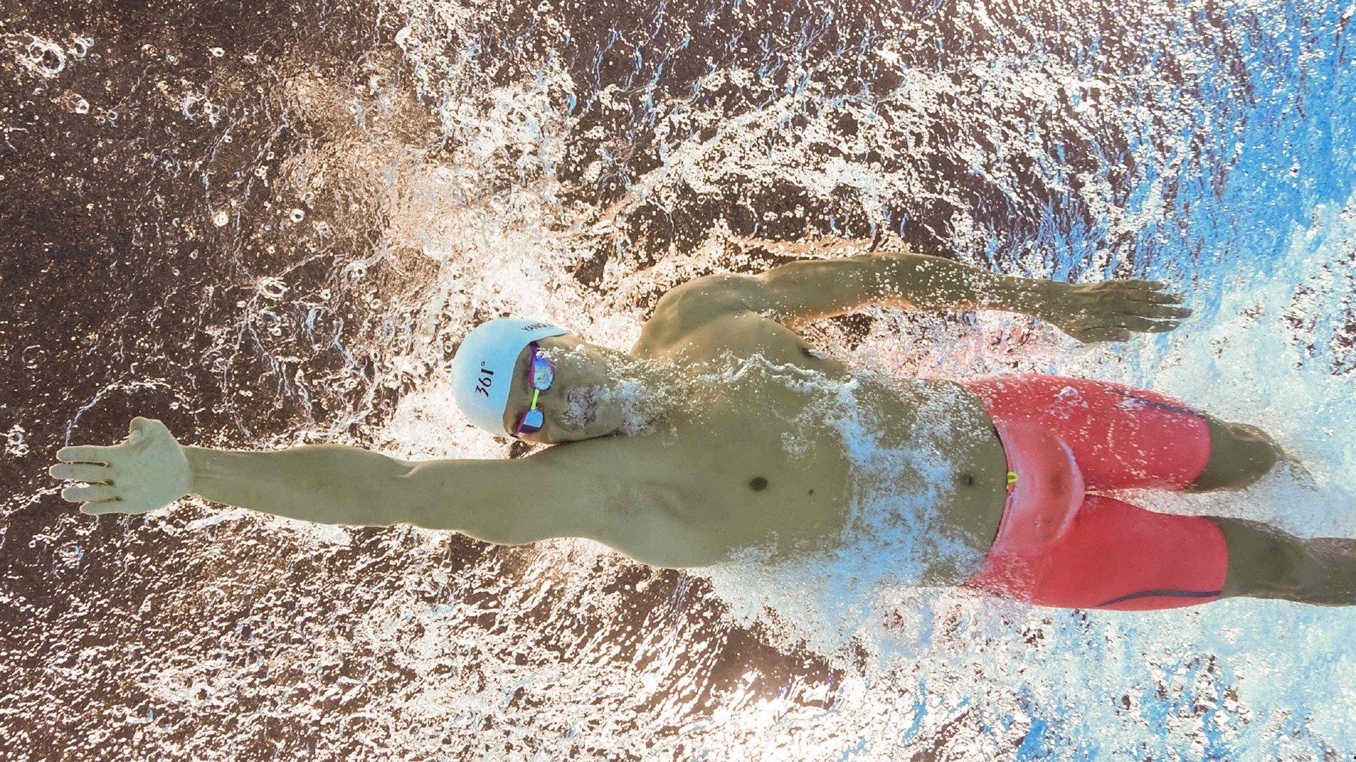 中村敬斗发布个人写真集，誓言下赛季进球数突破十球大关—颜值与球技并存的绿茵新星